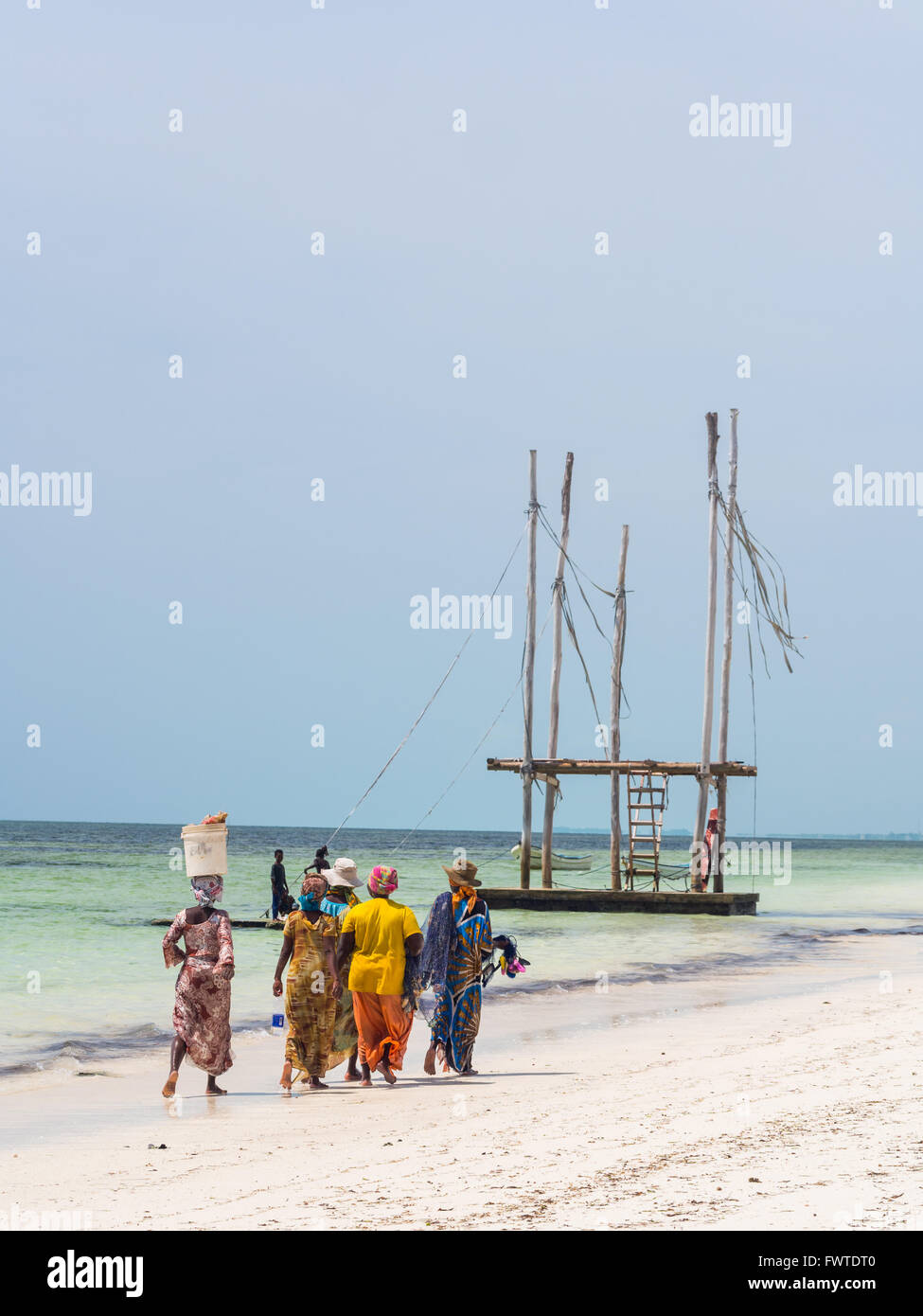 Einheimische Frauen gehe Fischen an einem Strand in Sansibar, Tansania. Stockfoto