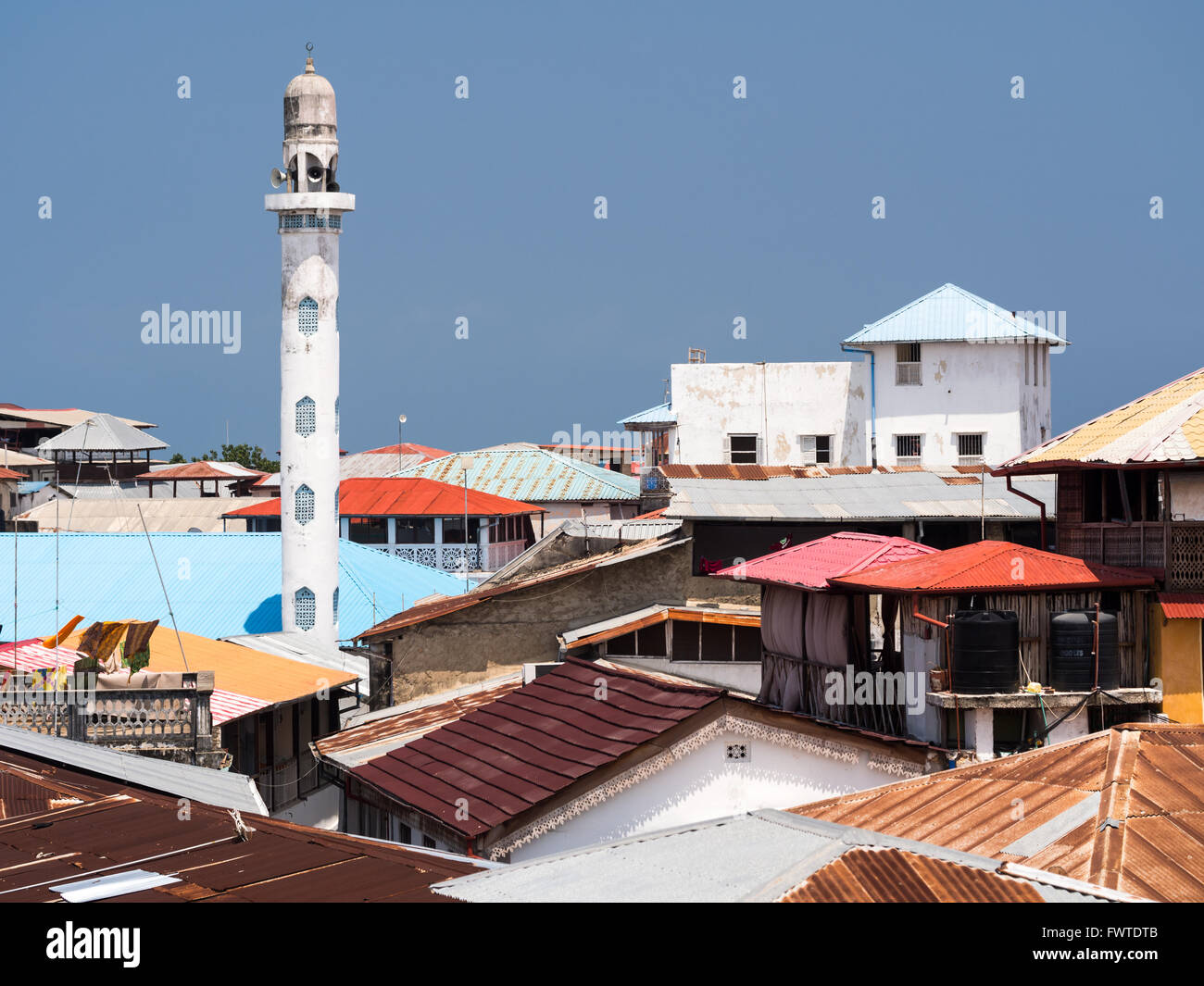 Blick auf die Altstadt von Stone Town auf Sansibar, Tansania, Ostafrika, mit Minarett der Moschee Stockfoto