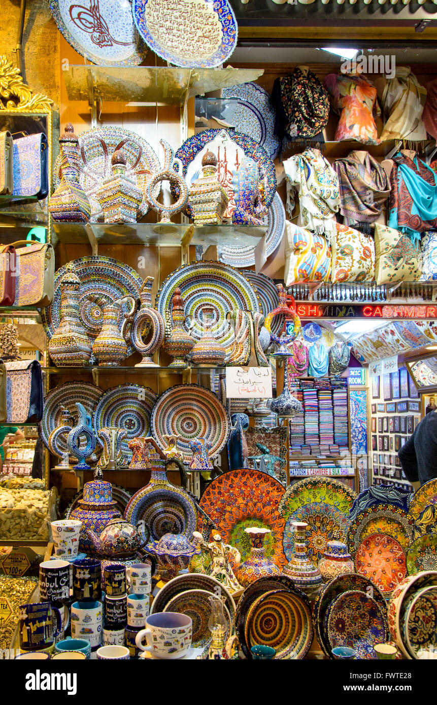 Istanbul, Türkei - 3. Oktober 2015: große Auswahl an typisch türkische Gerichte auf dem Markt in istanbul Stockfoto
