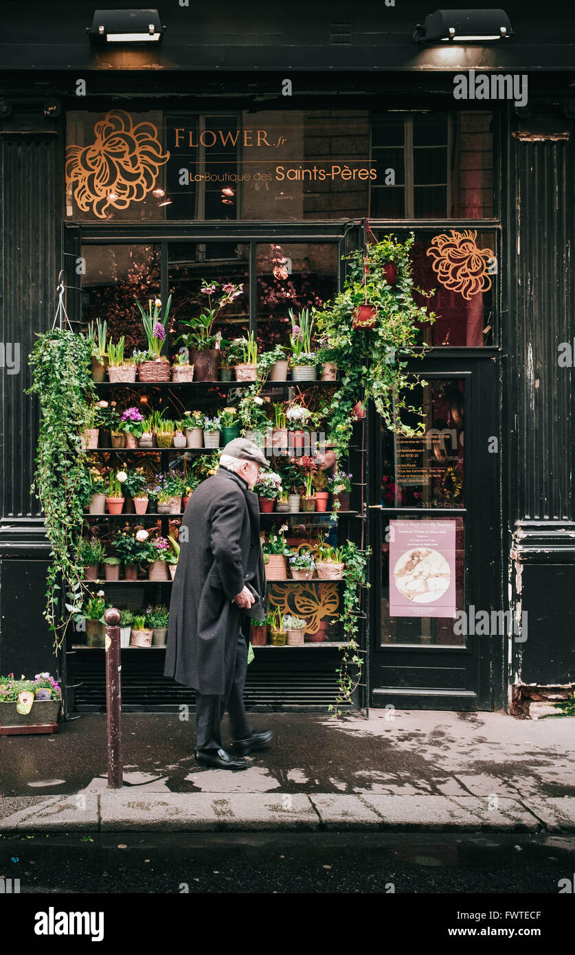 Französisch Mann vor einen Paris-Blumenladen Stockfoto