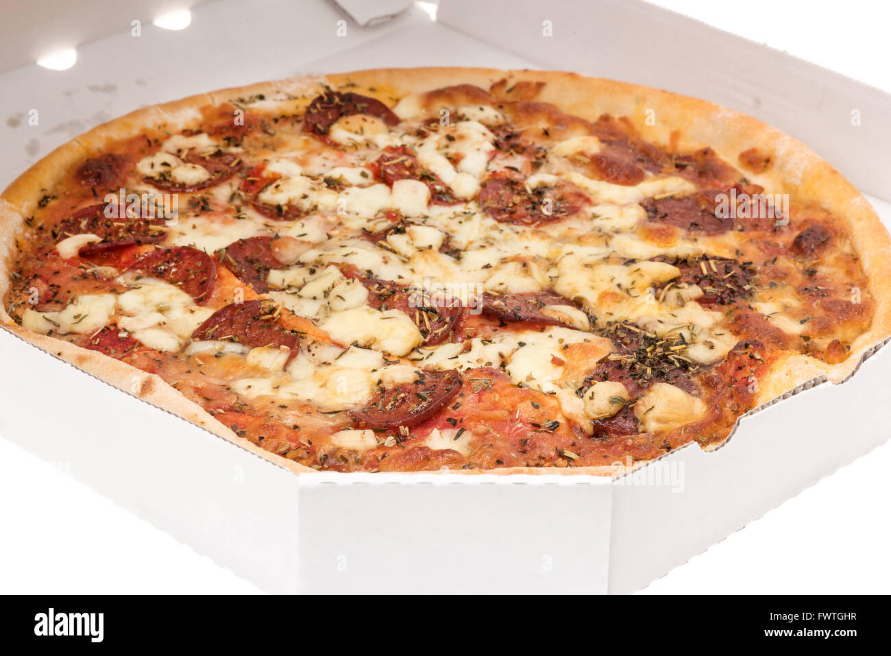Nahaufnahme einer Käse und Salami Pizza in einem Box - weißer Hintergrund Stockfoto