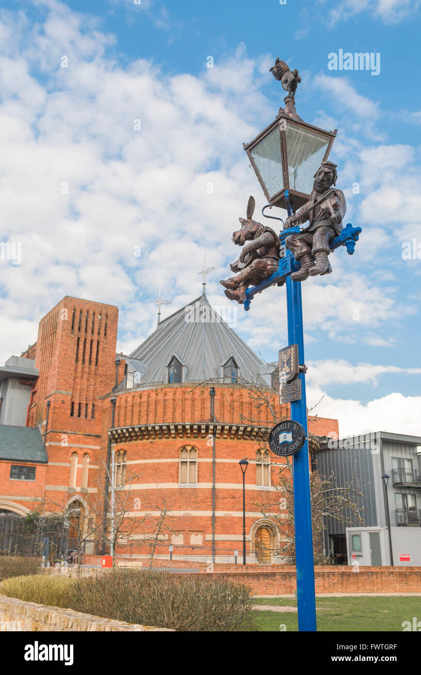 Lampenpost Shakespeare, Blick auf einen Lampenposten neben dem Swan Theatre, dekoriert mit den Figuren von Bottom und Tevye, Stratford Upon Avon, Großbritannien Stockfoto