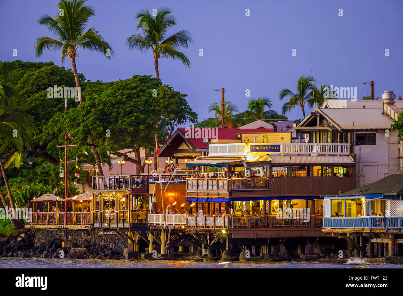 Front Street Waterfront-Restaurants in Lahaina, in der Abenddämmerung, Maui Stockfoto