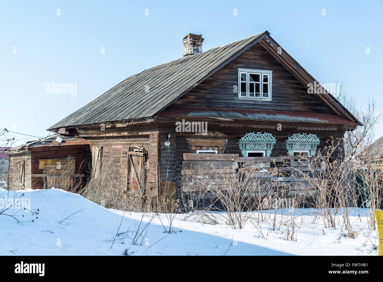 Verlassenen ländlichen Holzhaus mit verschalten sich Windows in Russland Stockfoto