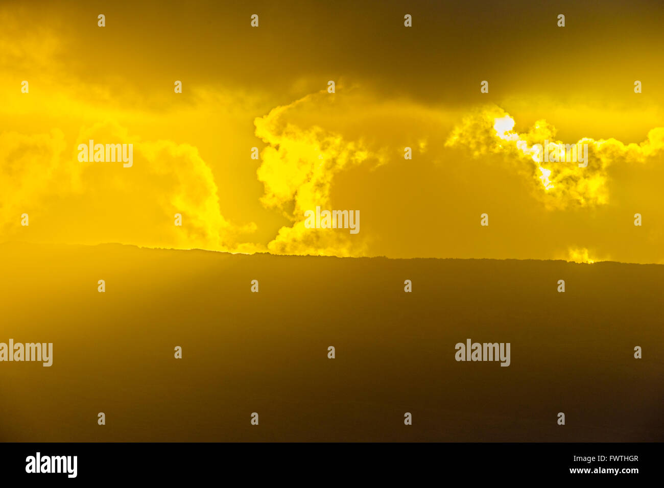 Lanai und Wolken bei Sonnenuntergang gesehen von Maui Stockfoto Lanai und Wolken bei Sonnenuntergang gesehen von Maui Stockfoto