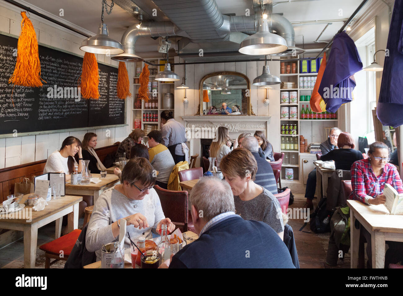 Kunden, die in Rechnungen Restaurant, Reading, Berkshire UK Essen Stockfoto
