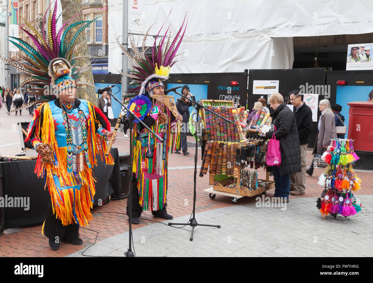 Peruanische Straßenmusikanten, die südamerikanische Musik in Broad Street, Reading, Berkshire UK Stockfoto