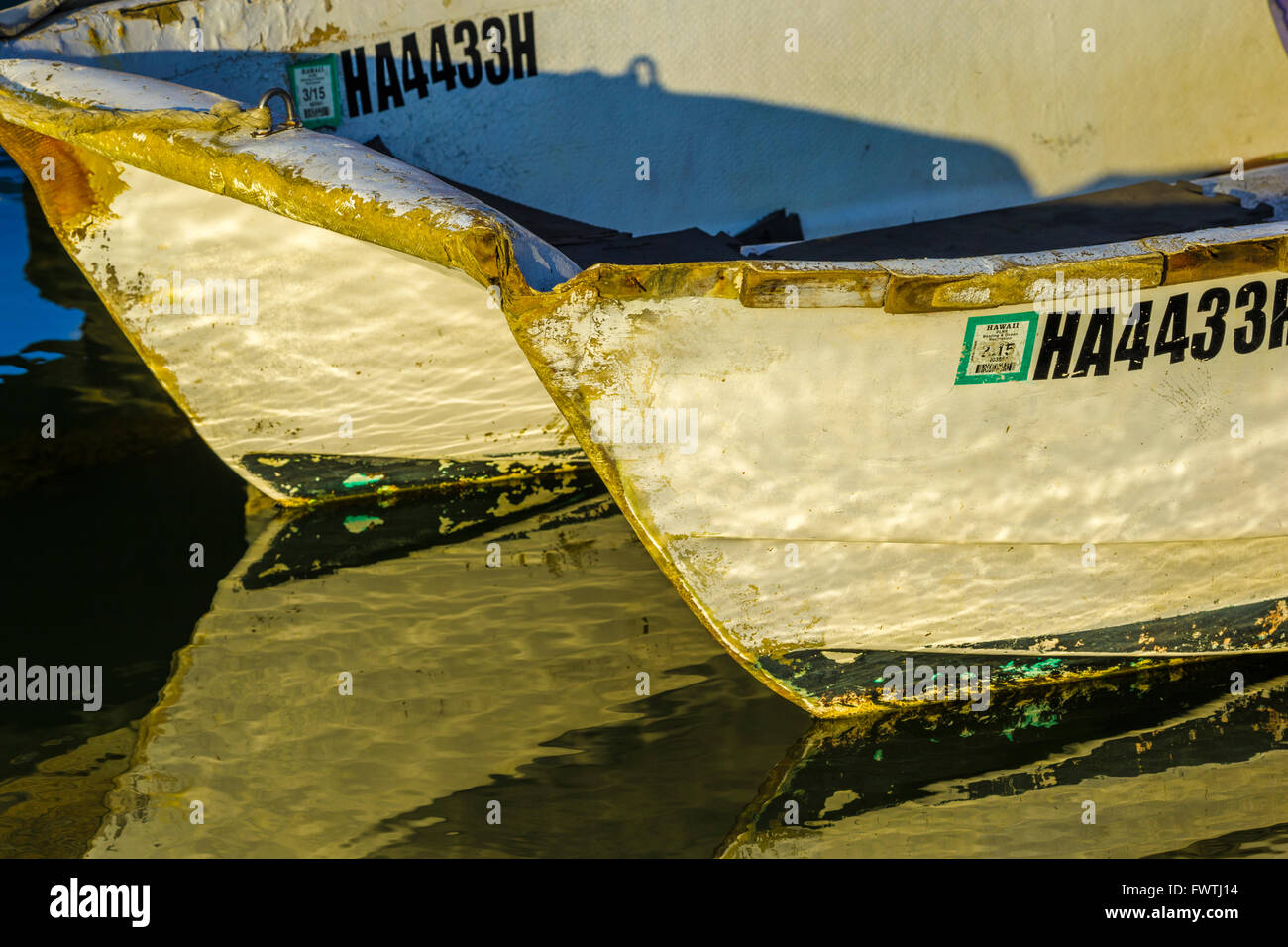 im Alter von Katamaran in Lahaina Harbor im Morgengrauen auf Maui Stockfoto