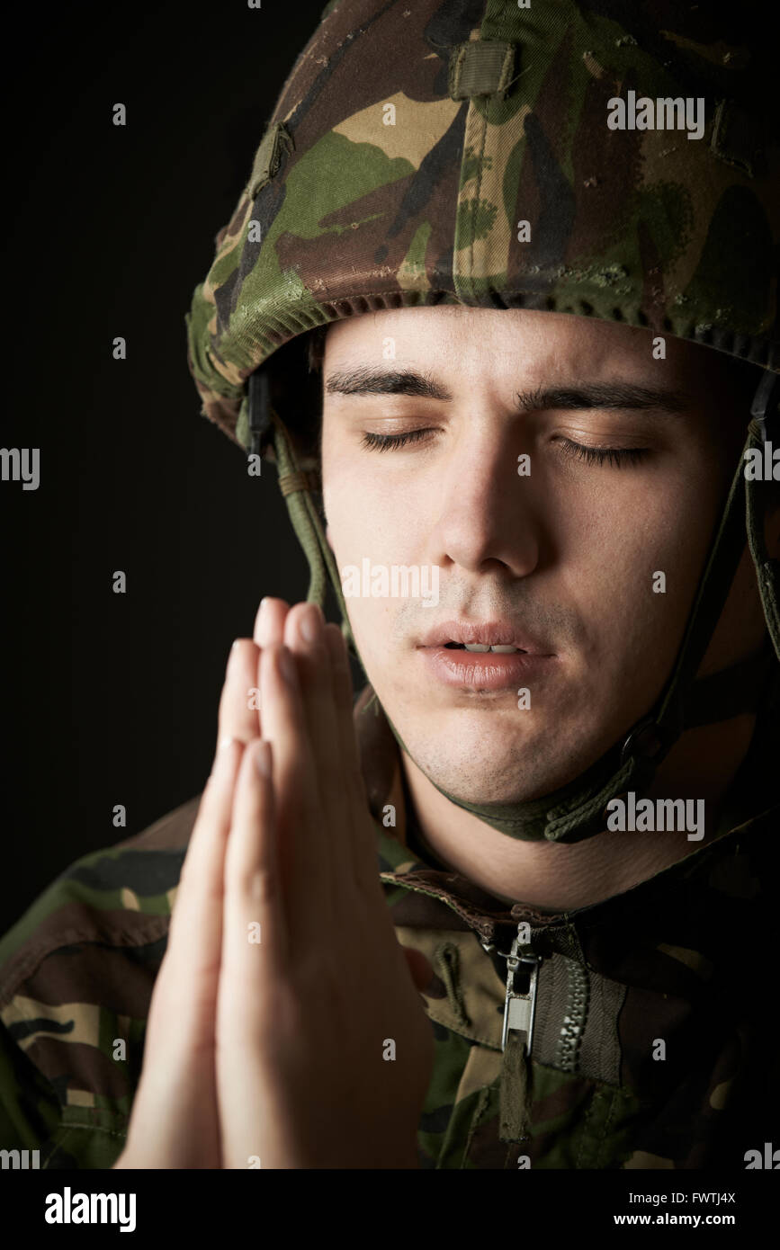 Studioportrait eines Soldaten In Uniform zu beten Stockfoto