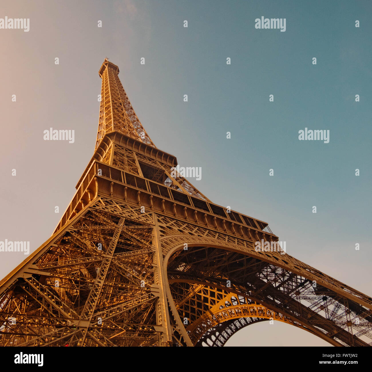 Sonnenuntergang am Abend mit dem Eiffelturm in Paris von unten Stockfoto