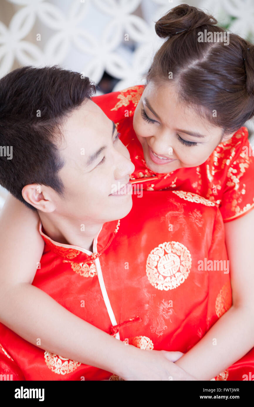 Glückliche junge Paare in der Liebe mit chinesischen Kleid küssen Stockfoto