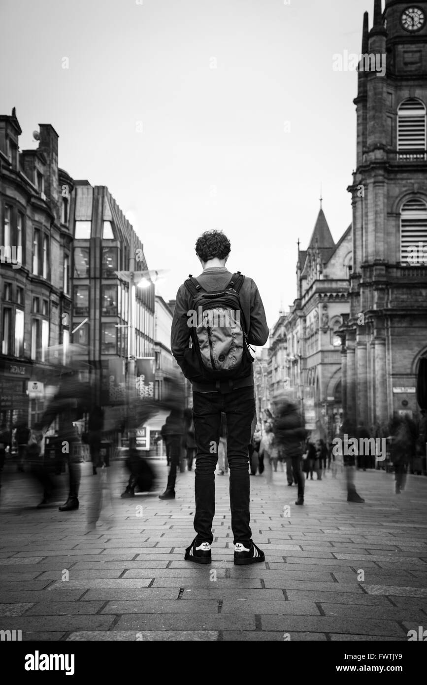 Ein Mann steht, wie die Zeit vergeht in der Buchanan Street Stockfoto