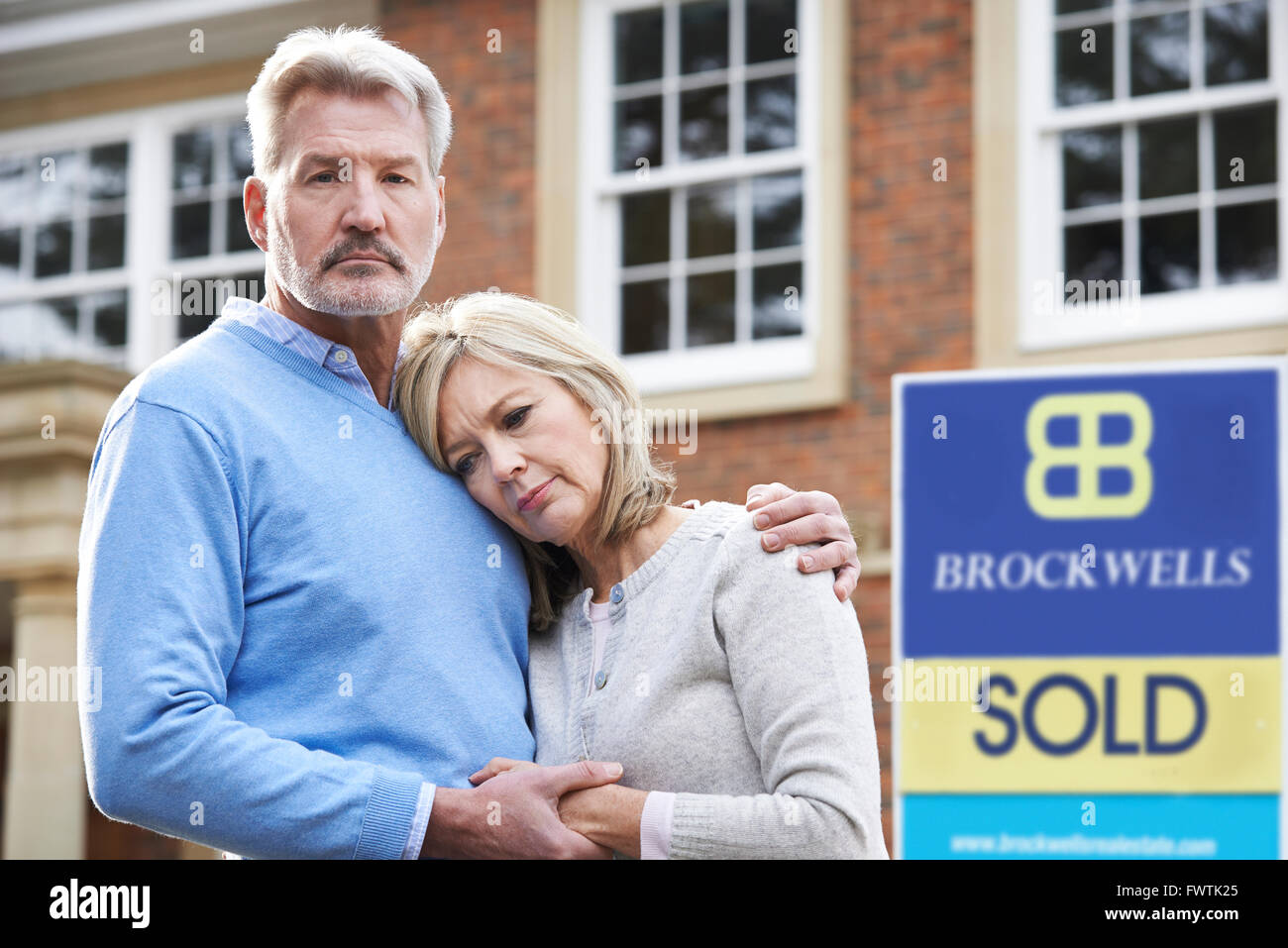 Älteres paar gezwungen zu verkaufen Haus durch finanzielle Probleme Stockfoto