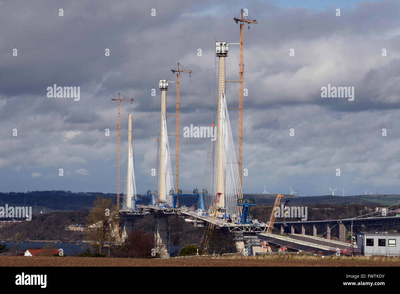 Edinburgh, Schottland, Vereinigtes Königreich, 06, April 2016. Die neue Queensferry Crossing Straßenbrücke über den Forth-Mündung betrachtet f Stockfoto
