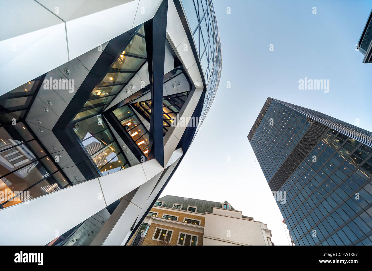 Stehend auf einem der Eingänge von 30 St Mary Axe nach oben auf die Glas-Konstruktion Stockfoto