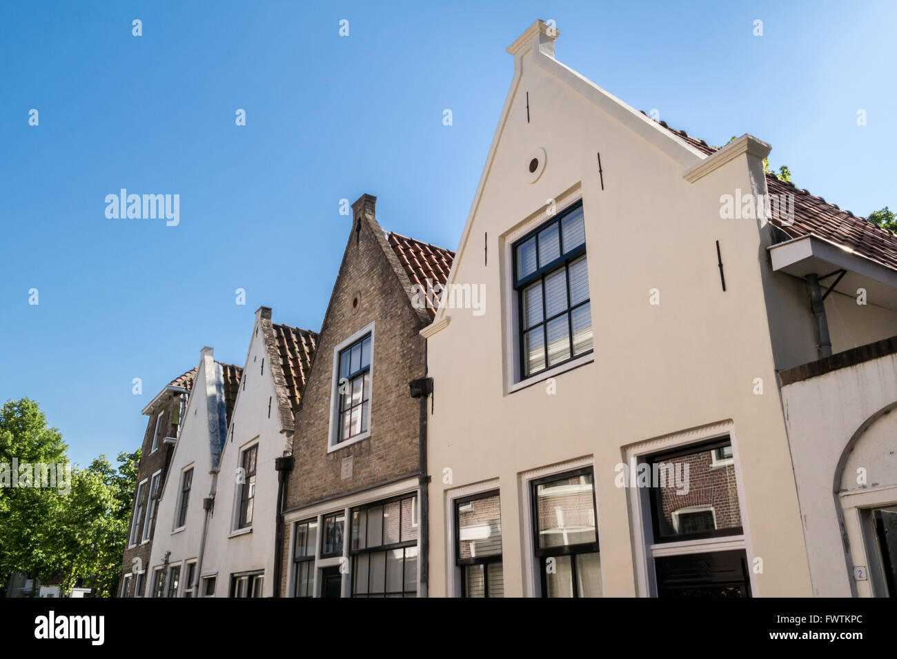 Fassaden der alten Häuser in Spieringstraat in der Stadt Gouda, Niederlande Stockfoto