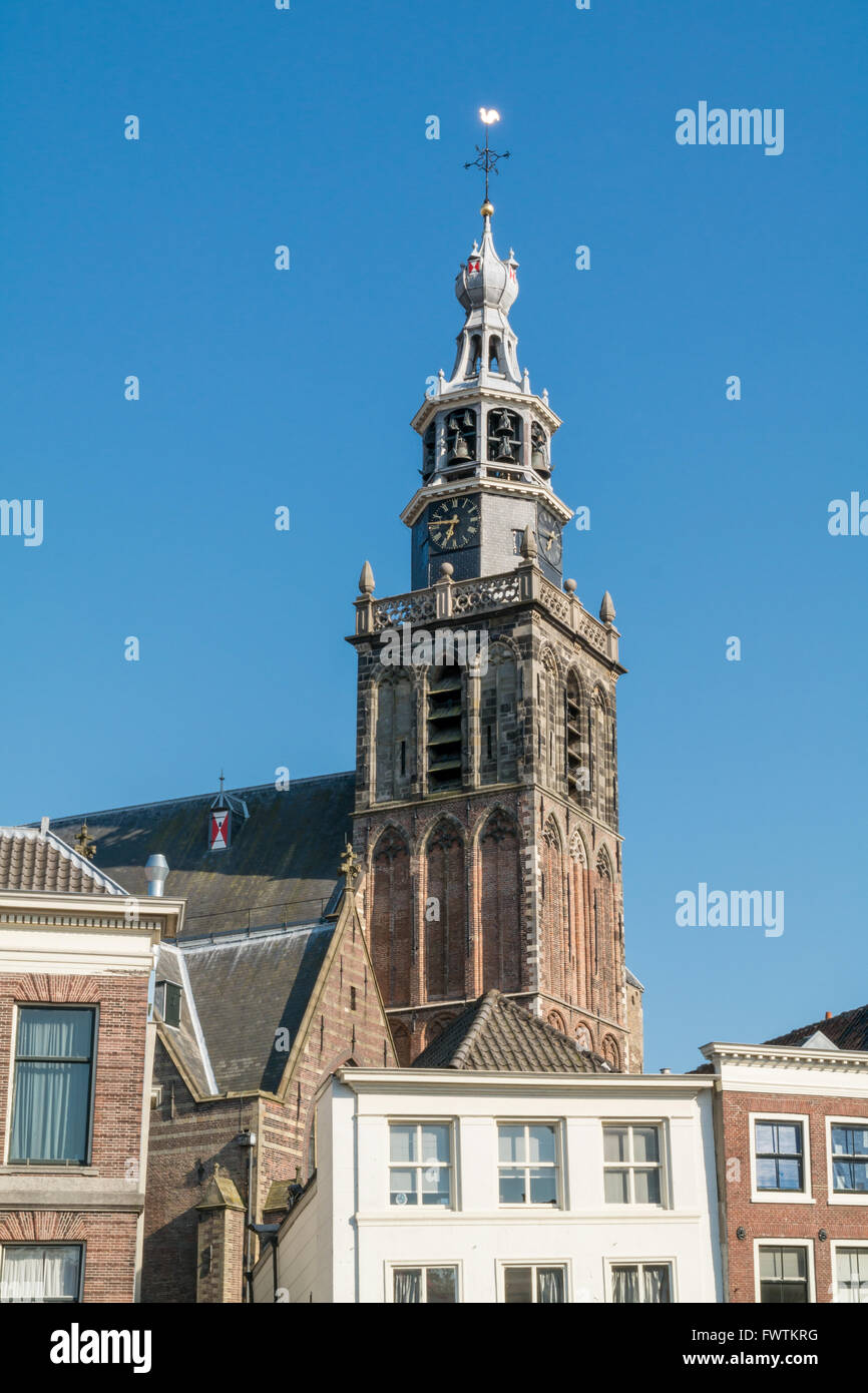 St. Johannes Kirchturm und Fassaden der Häuser am Marktplatz in Gouda, Niederlande Stockfoto