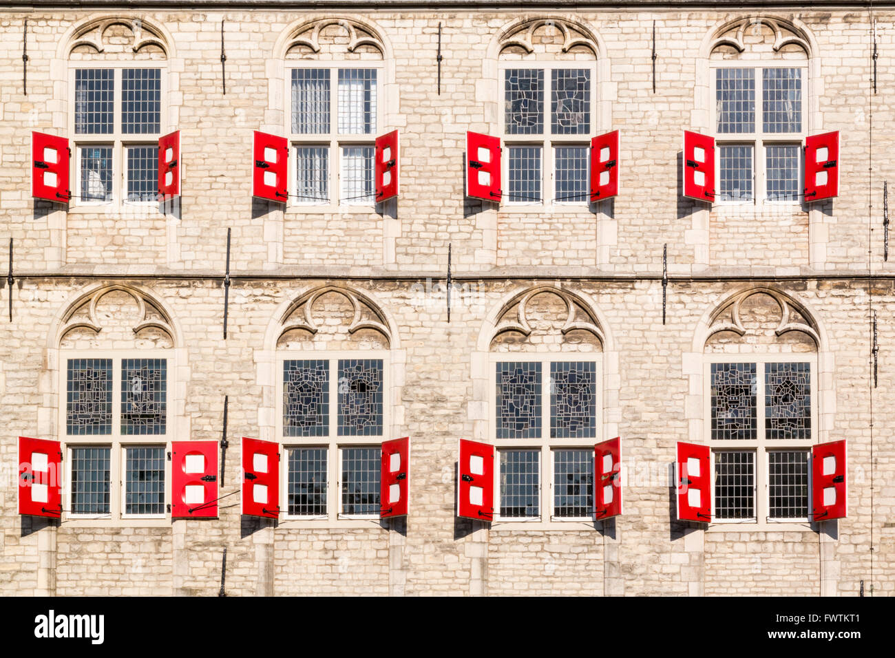 Fassade mit Fenstern und roten Fensterläden des Rathauses am Marktplatz in Gouda, Niederlande Stockfoto