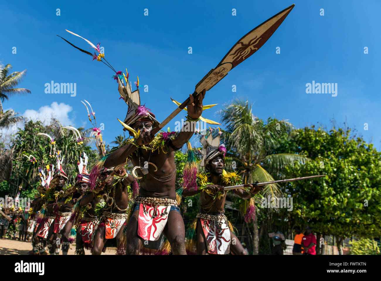 Einheimische Tänzer Männer durchführen ein traditionelles Tanzen Tuam Insel, Papua New Guinea Stockfoto