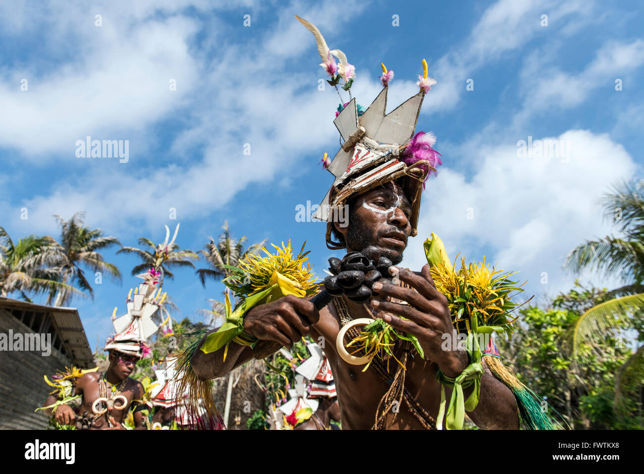 Einheimische Tänzer Männer durchführen ein traditionelles Tanzen Tuam Insel, Papua New Guinea Stockfoto