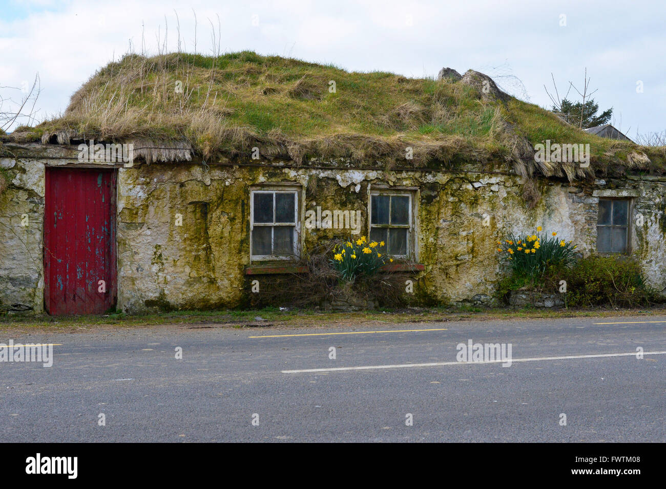 Exterieur der unbewohnten 20. Jahrhundert irische Cottage, in Carrowmenagh, Innishowen, County Donegal, Irland. Stockfoto