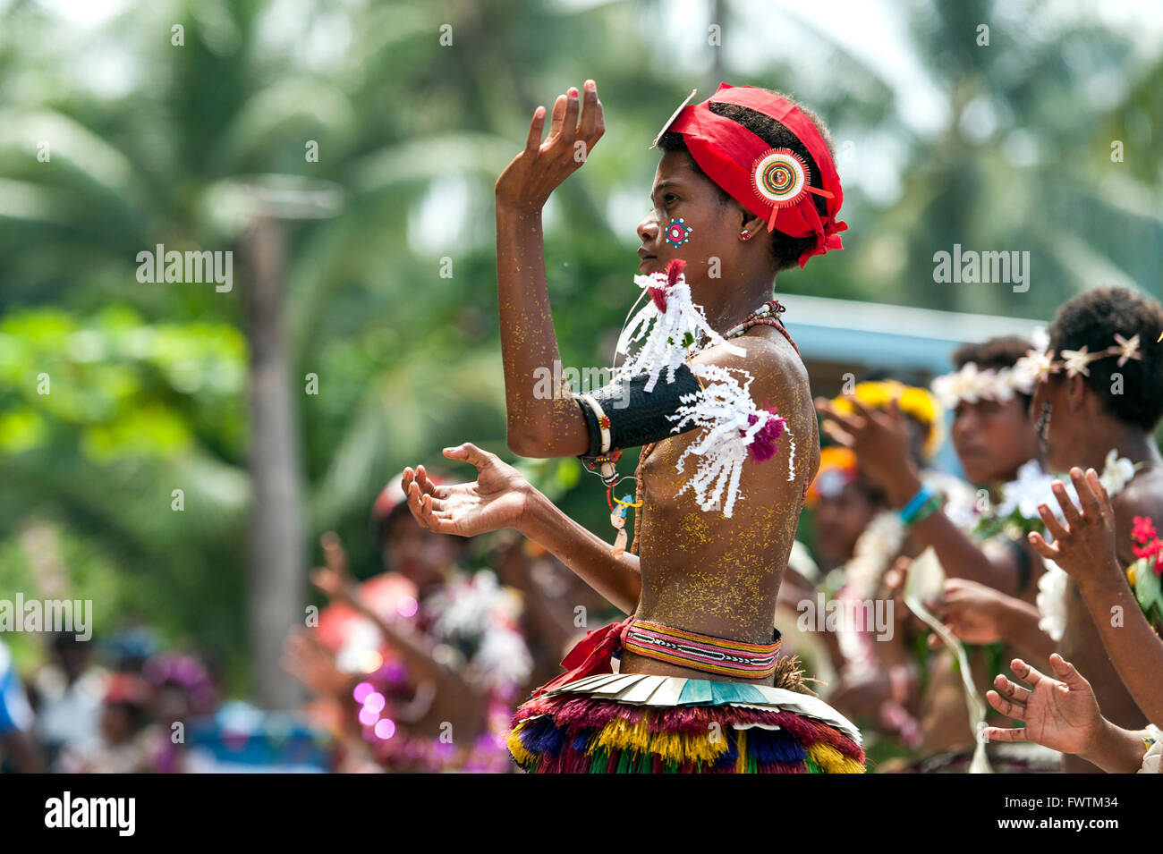 Lokale Tänzer, junges Mädchen, die einen traditionellen Tanz Kuiawa, Papua-Neuguinea Stockfoto