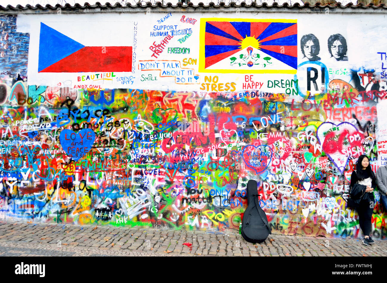 Prag, Tschechische Republik. Der "John-Lennon-Mauer" in Velkoprevorské Námestí - Magnet für Graffiti-Maler seit den 1990er Jahren (2016) Stockfoto