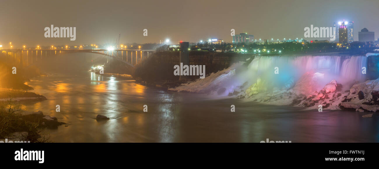 Panorama-Beleuchtung Licht auf amerikanischen Wasserfälle von Table Rock im Queen Victoria Park in Niagara Falls in der Nacht, Ontari aus gesehen Stockfoto