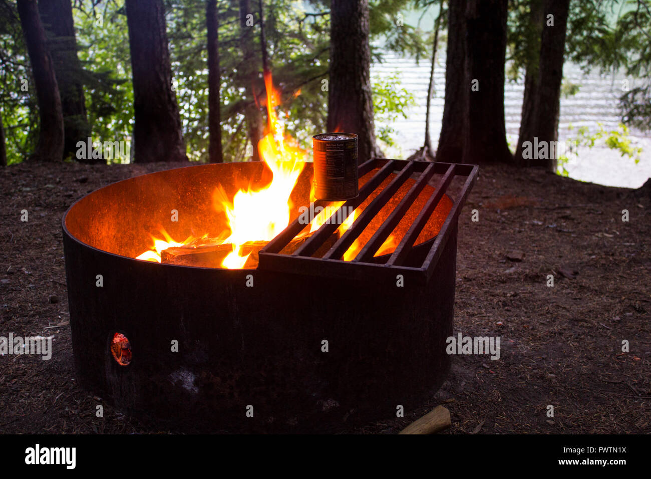 Kochen über dem Lagerfeuer Stockfoto