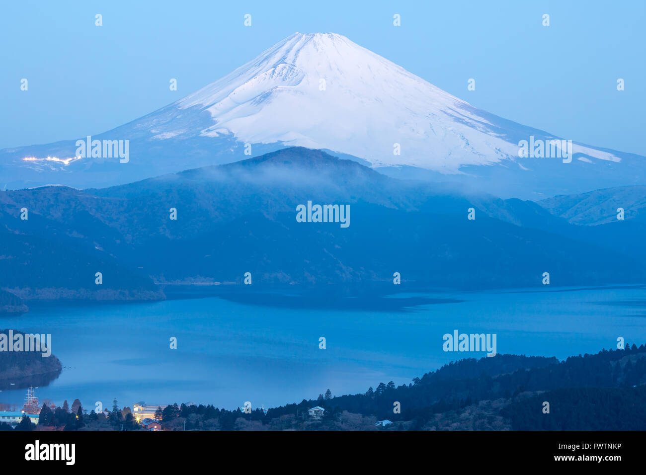 Berg Fuji im Winter Sunrise am Hakone-See Stockfoto