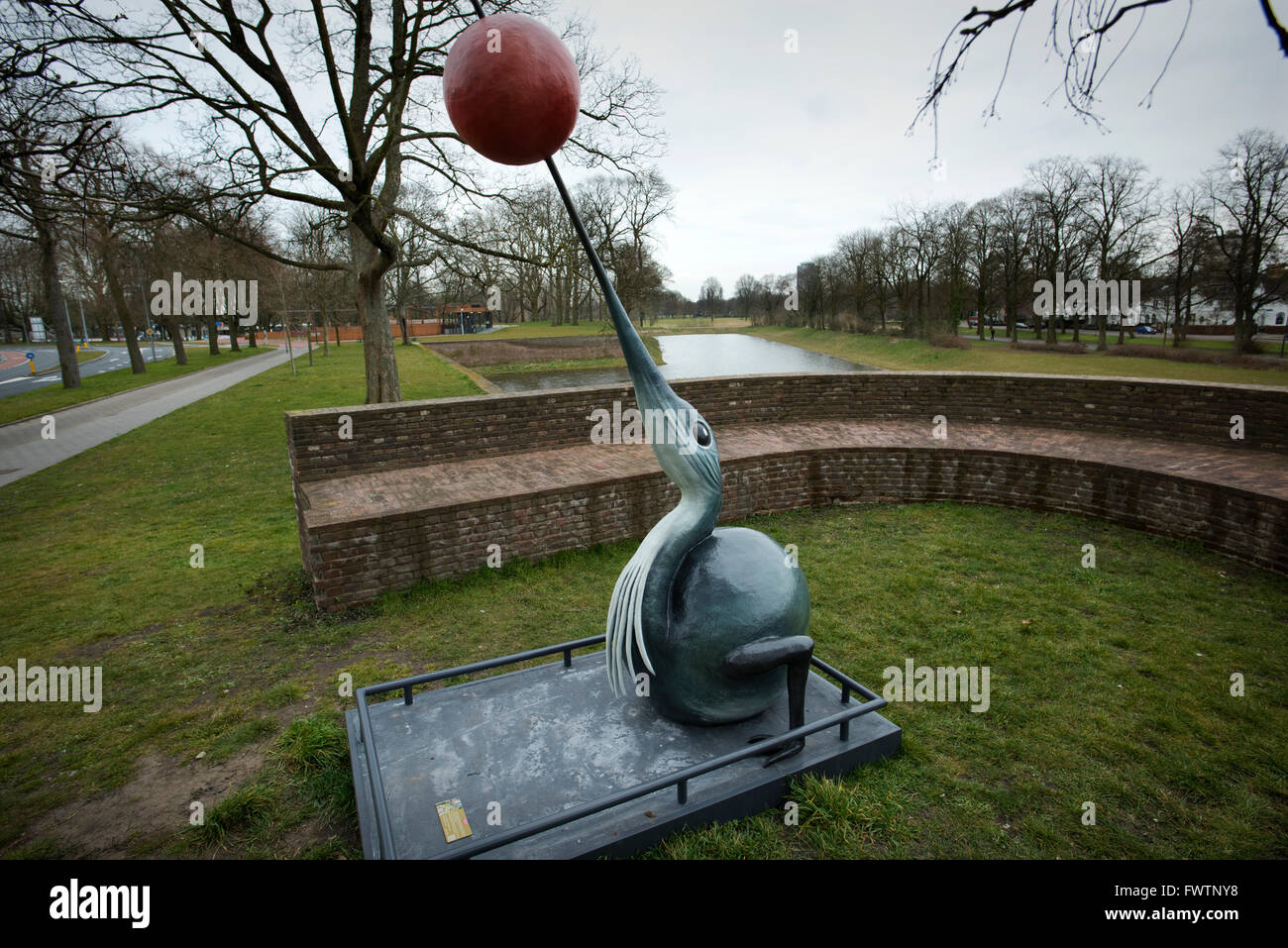 Den Bosch -'s-Hertogenbosch, Nord-Brabant, Niederlande. März 2016 feiert Den Bosch 500. Jahrestag des Todes von Bosch. "Heron in einer Nische" vom Garten der Lüste von Bosch. Stockfoto