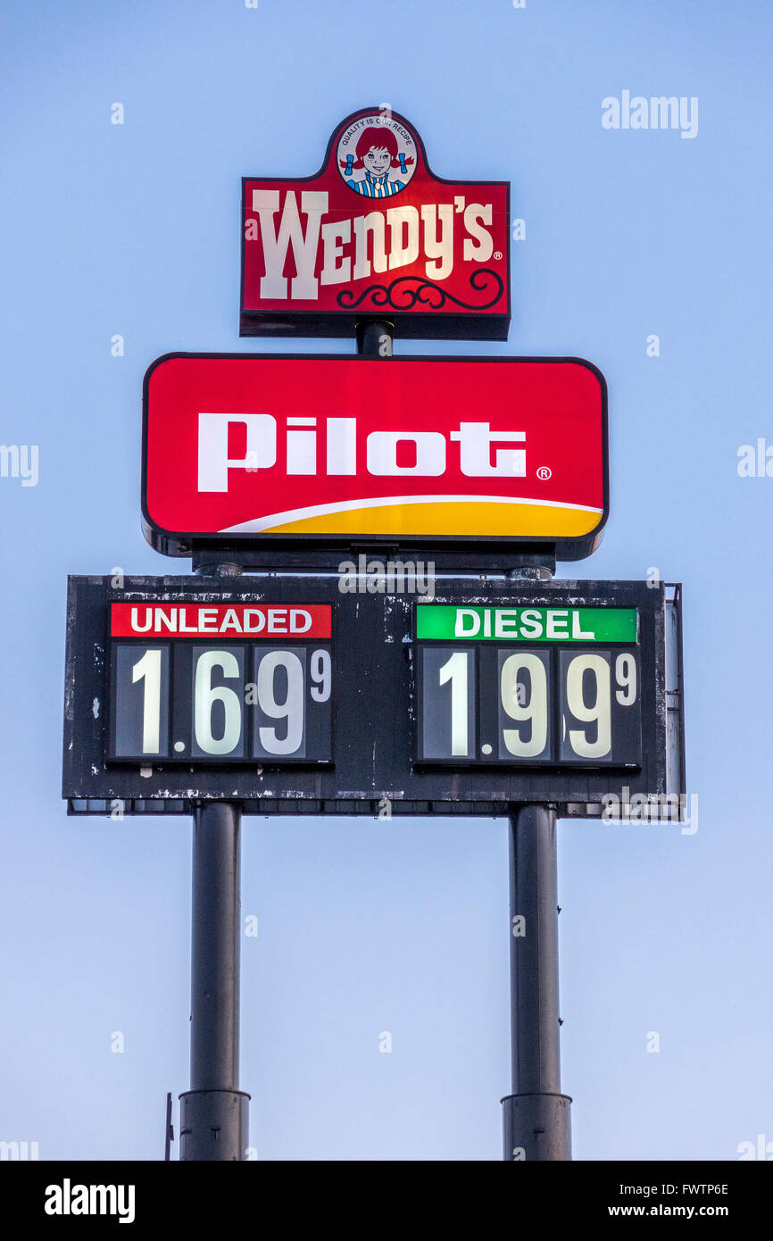 Ein Pilot Truck Stop-Schild auf I75 In Kentucky Werbung Gas und Diesel-Preise sowie Wendy es Fast-Food Stockfoto