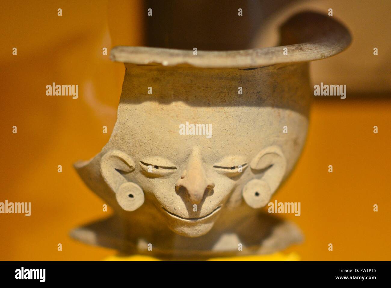 Fragment einer Vase mit modellierten Appliqué Maske. Anthropomorphe Handwerk in eine Kultstätte gefunden. Agua Blanca. eine Gemeinde in Mac Stockfoto