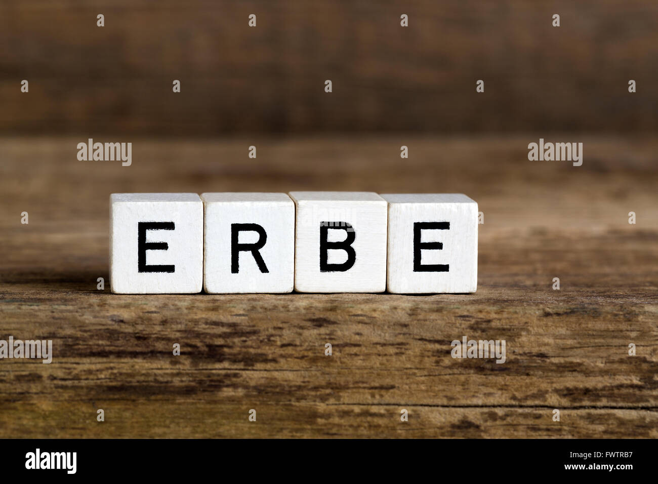 Das Wort Erbe in Würfel auf hölzernen Hintergrund geschrieben Stockfoto