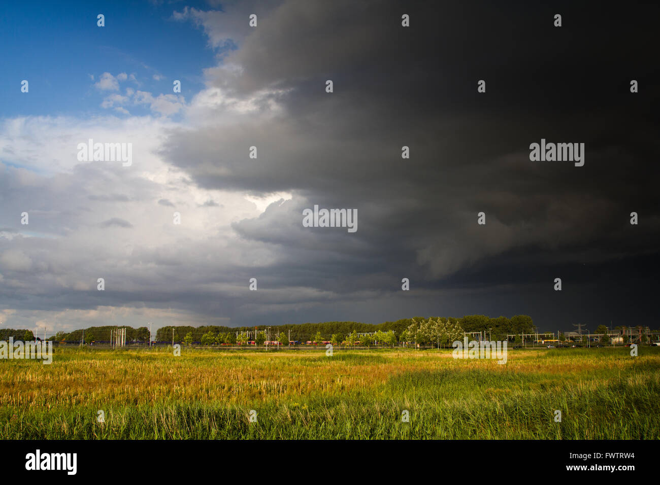 Ein stockdunkel Sturm nähert sich über das land Stockfoto