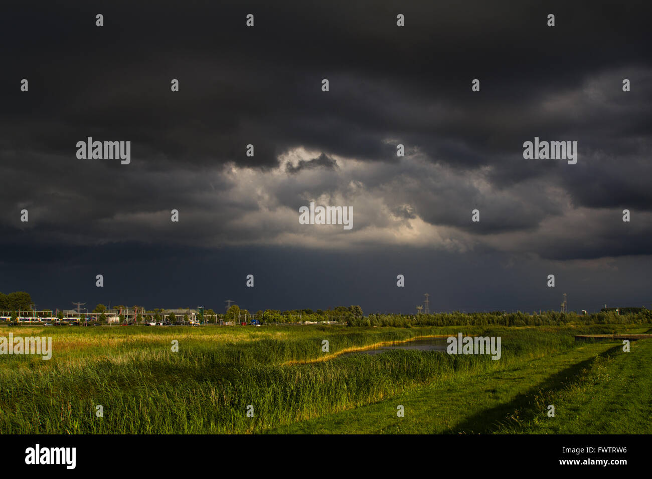 Dunkle Gewitterwolken über dem Land nähert sich Stockfoto