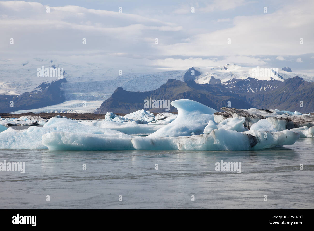 Am unteren Rand ein Gletscher in Island schwimmende Eisberge Stockfoto