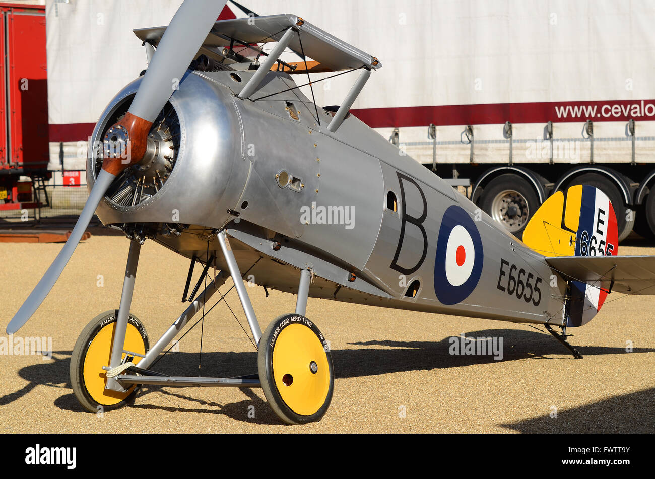 Zum 98. Jahrestag der Royal Air Force wurden drei Flugzeuge aus dem RAF Museum in der Horse Guards Parade in London ausgestellt. Sopwith Snipe Stockfoto