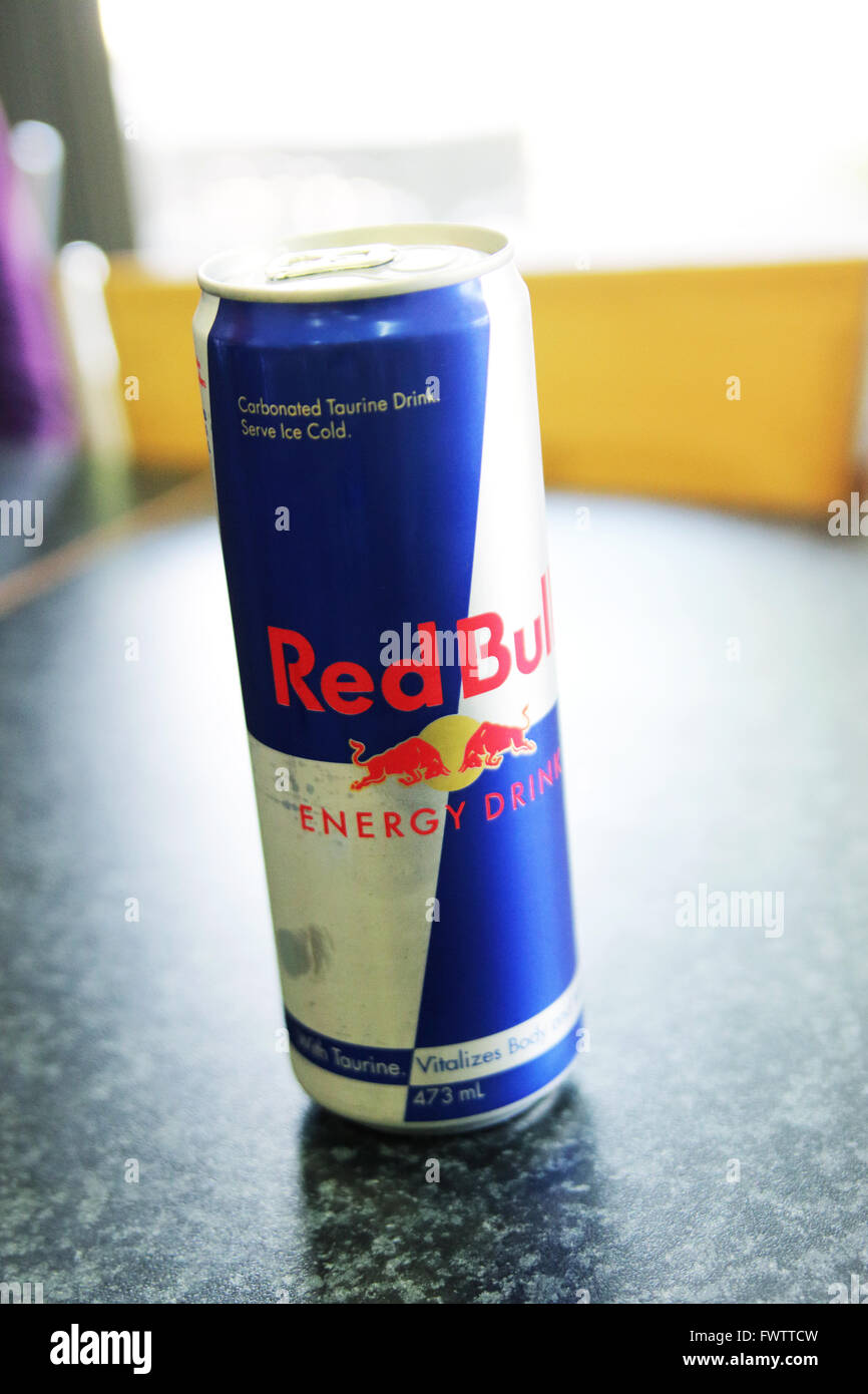Red Bull trinken in der Dose Stockfoto