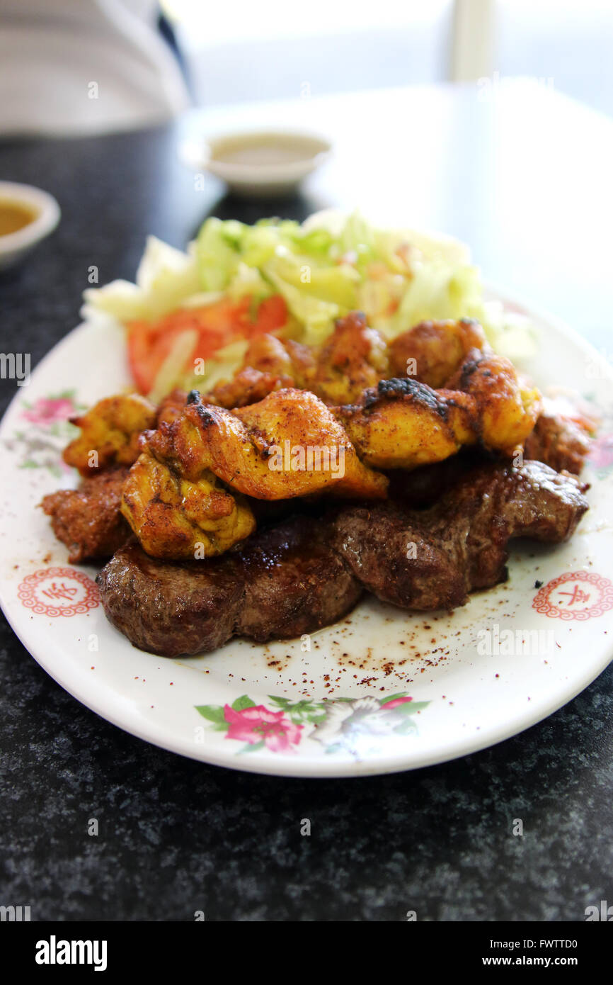 Afghanische Speisen, gegrilltes Lamm, Huhn und frischem Salat Stockfoto