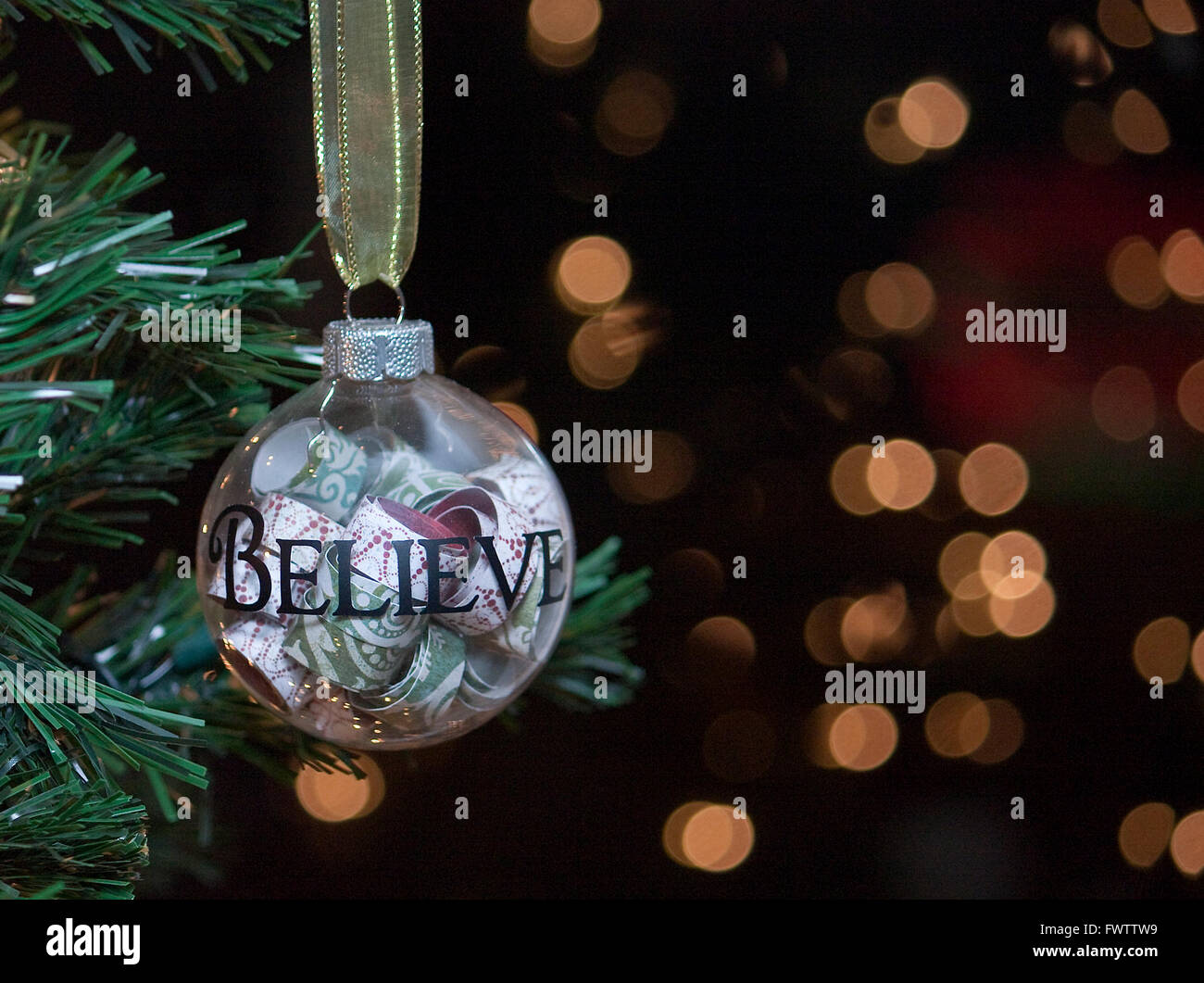 Glas Weihnachtsbaum Ornament mit dem Wort "Glauben" darauf geschrieben. Stockfoto