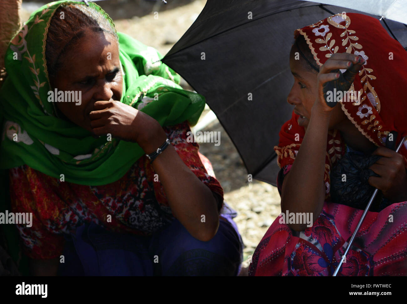 Oromo Frauen unter dem Dach in der bunten Wochenmarkt in Bati, Äthiopien. Stockfoto