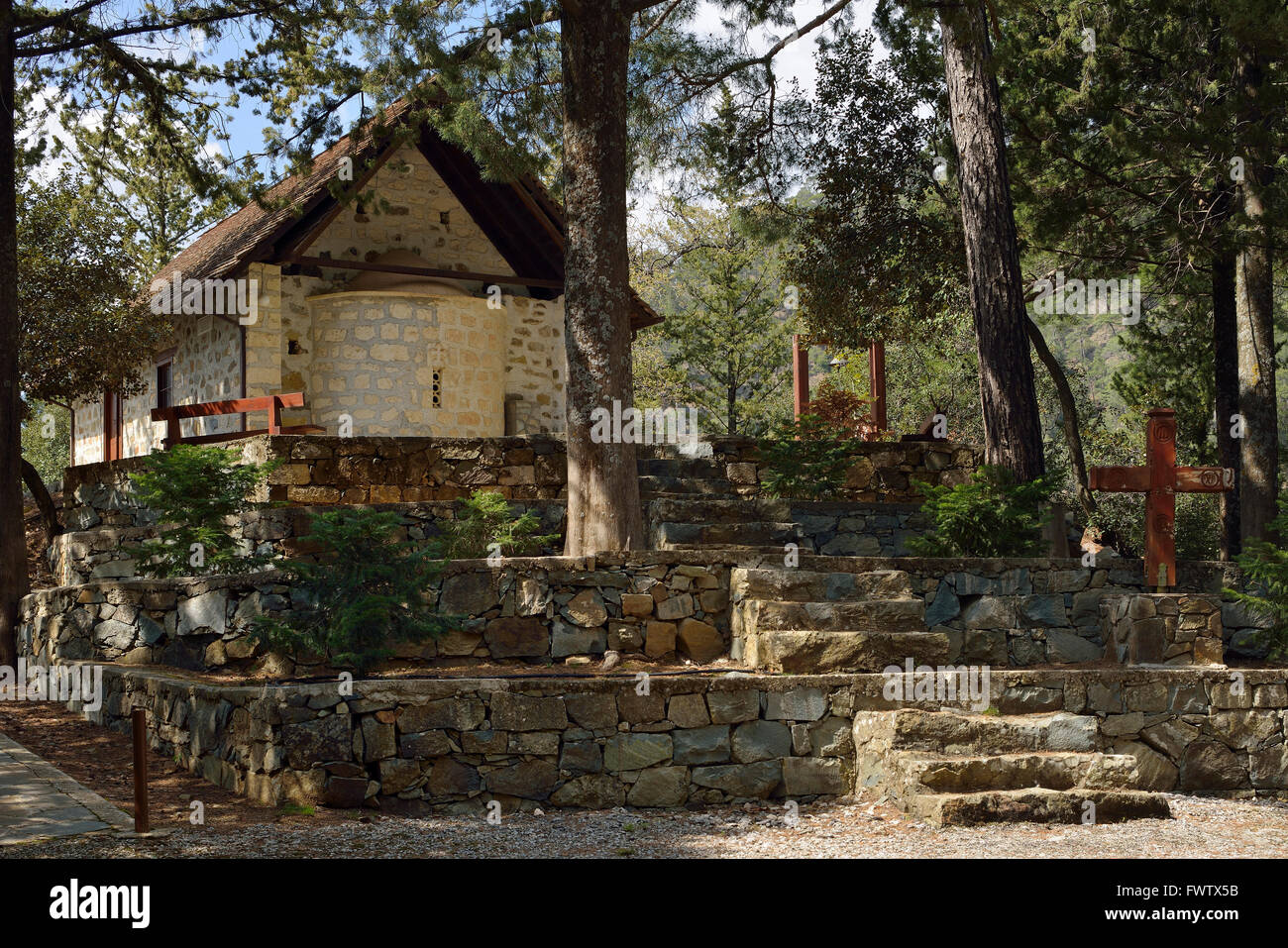 Die Kapelle des Heiligen Kreuzes, Stavros Tis Psokas, Zypern mit kalabrischen Kiefern & Golden Oak Stockfoto