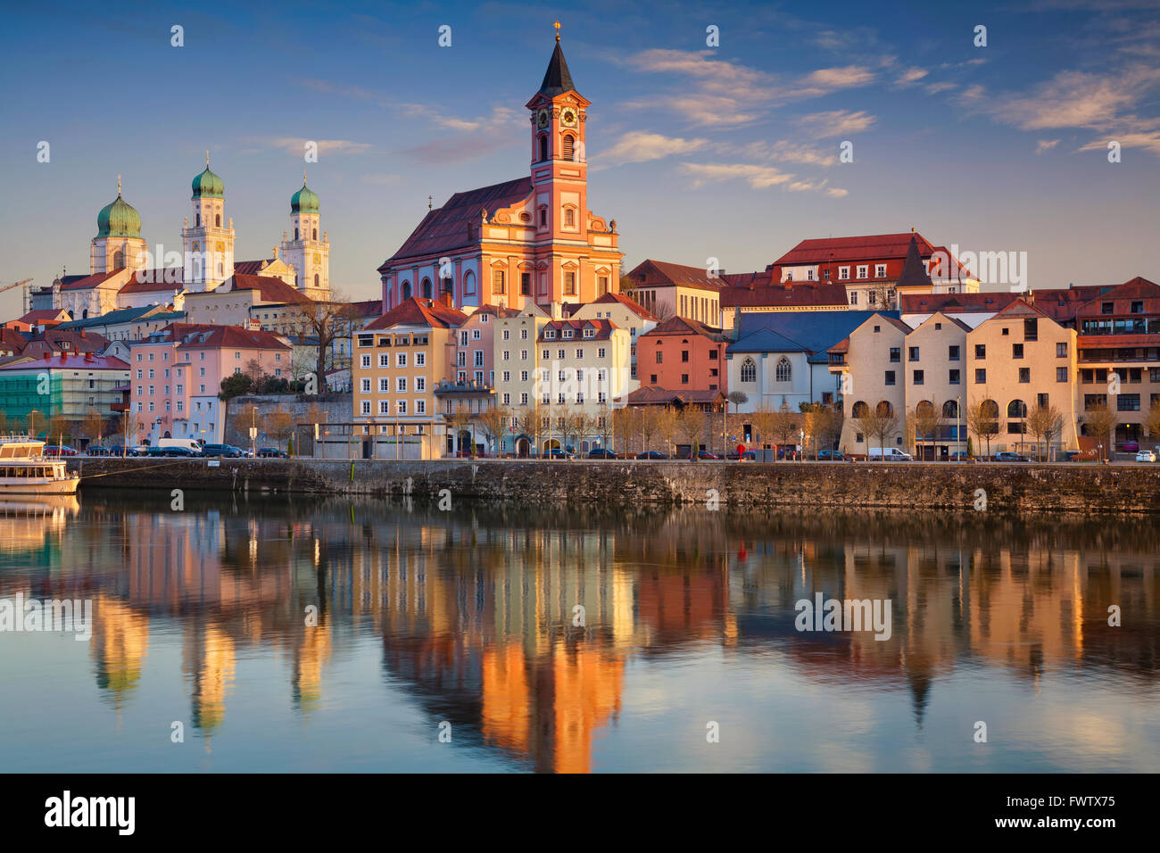Passau. Passau-Skyline bei Sonnenuntergang, Bayern, Deutschland. Stockfoto