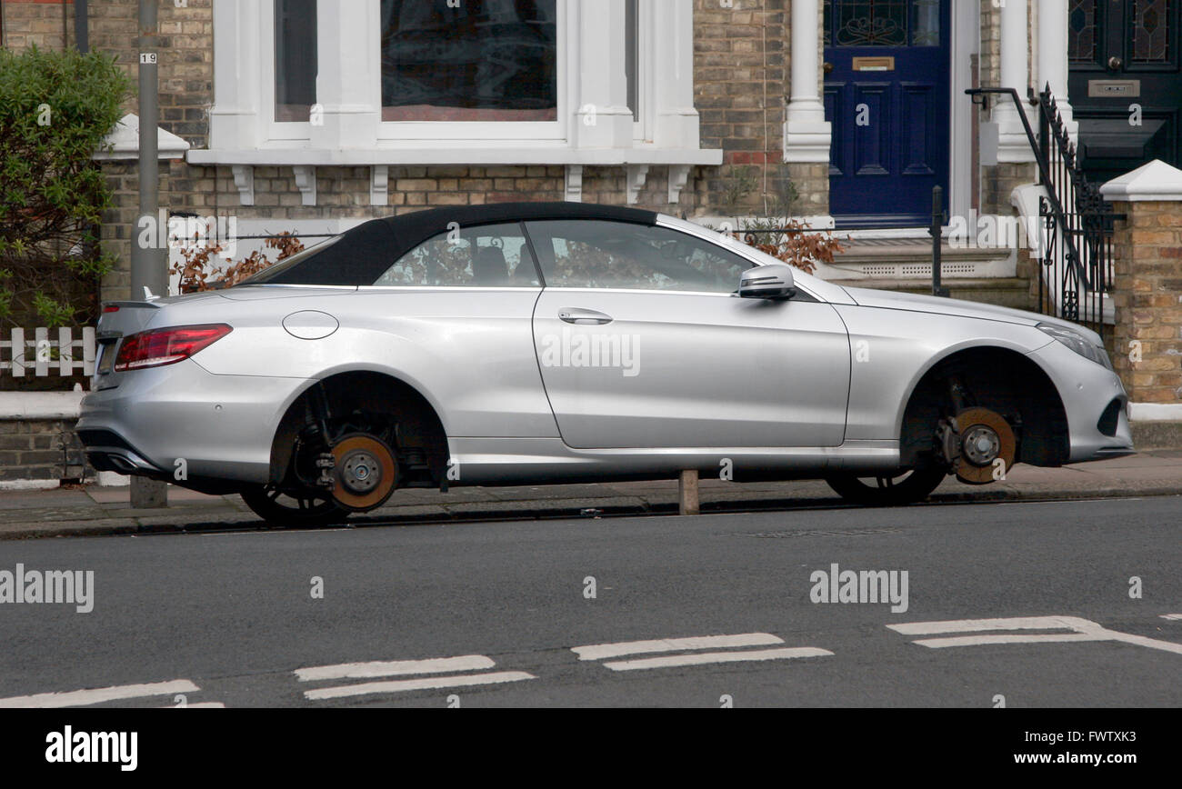 Ein Auto ruht auf einem Ziegelstein nach zwei Räder, wo in Süd-London, Großbritannien, 6. April 2016 gestohlen. Copyright Foto - John Voos Stockfoto