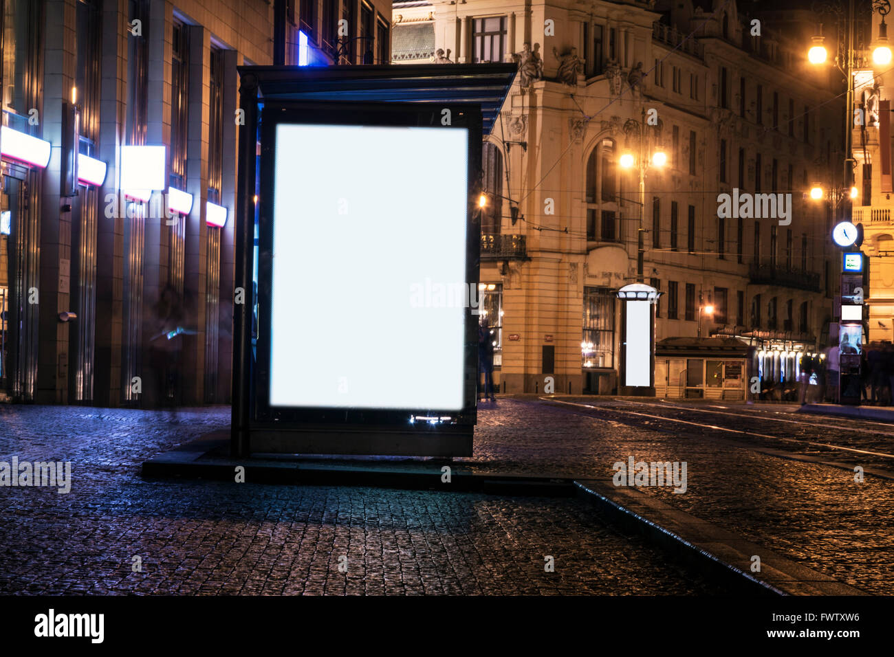 Plakat an Bushaltestelle in der Nacht Stockfoto