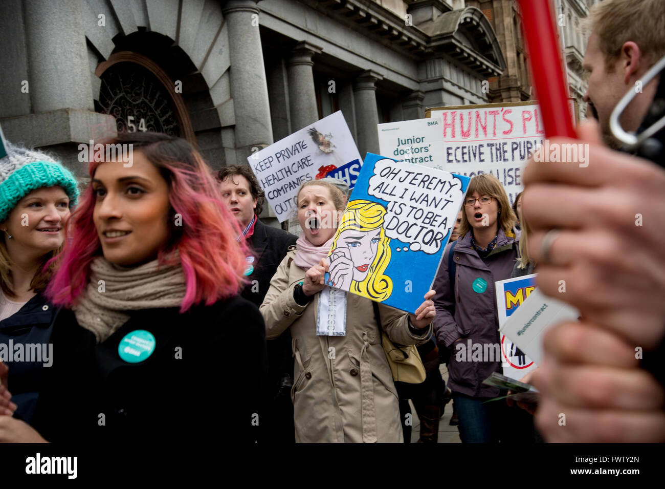 Frauen auf einen vierten 48-Stunden-Streik von Junior Ärzte über Änderungen auf ihren Vertrag mit der NHS Stockfoto