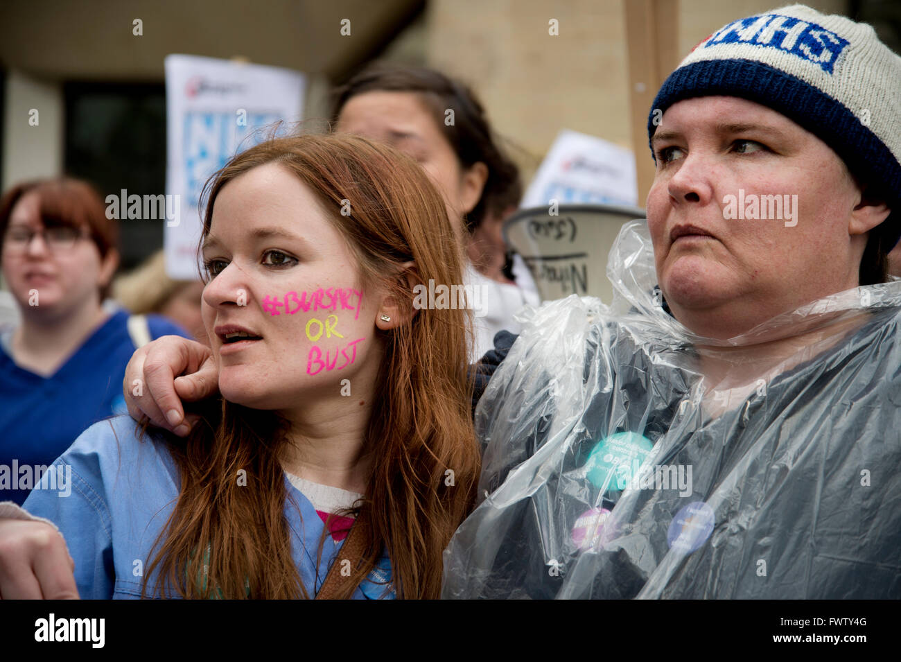 48-Stunden-Streik der Junior Ärzte über Änderungen auf ihren Vertrag mit der NHS. Ein Student hat Stipendium oder Büste im Gesicht geschrieben Stockfoto