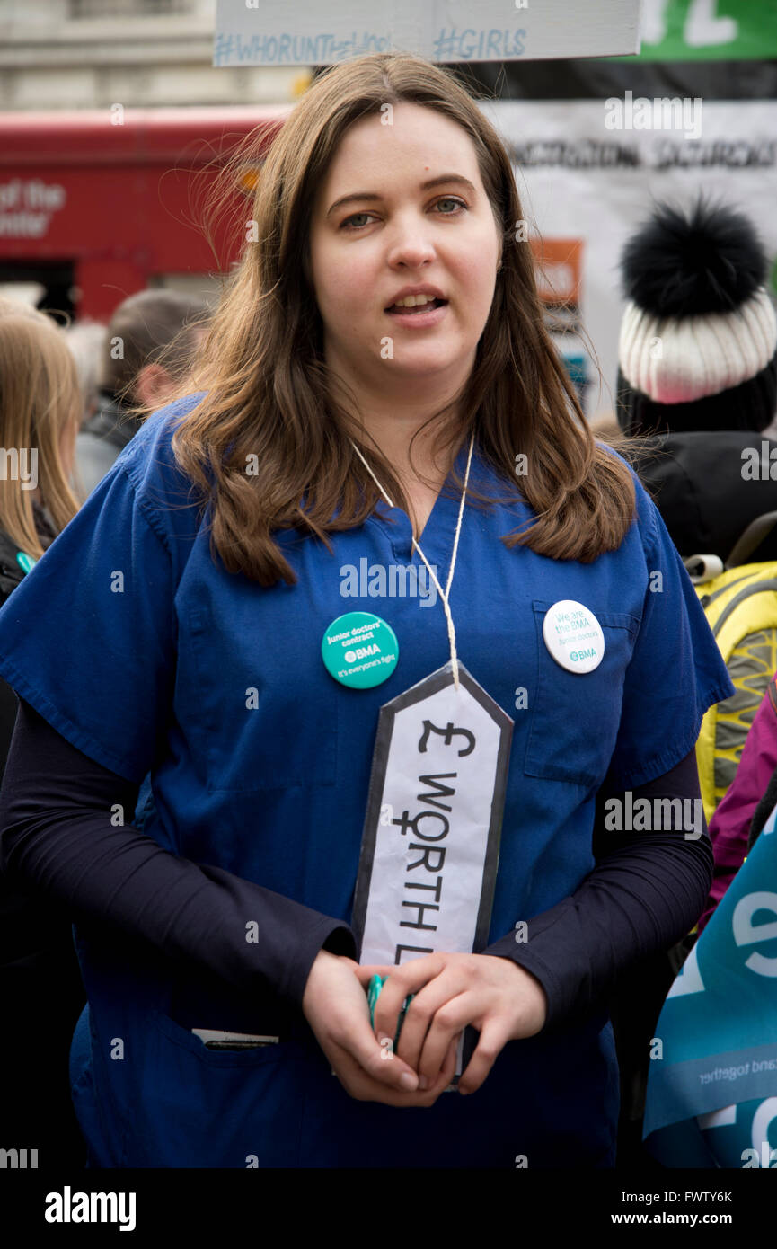 Einen vierten 48-Stunden-Streik von Junior Ärzte über Änderungen auf ihren Vertrag mit der NHS. Ein junior Arzt mit wertlosen label Stockfoto