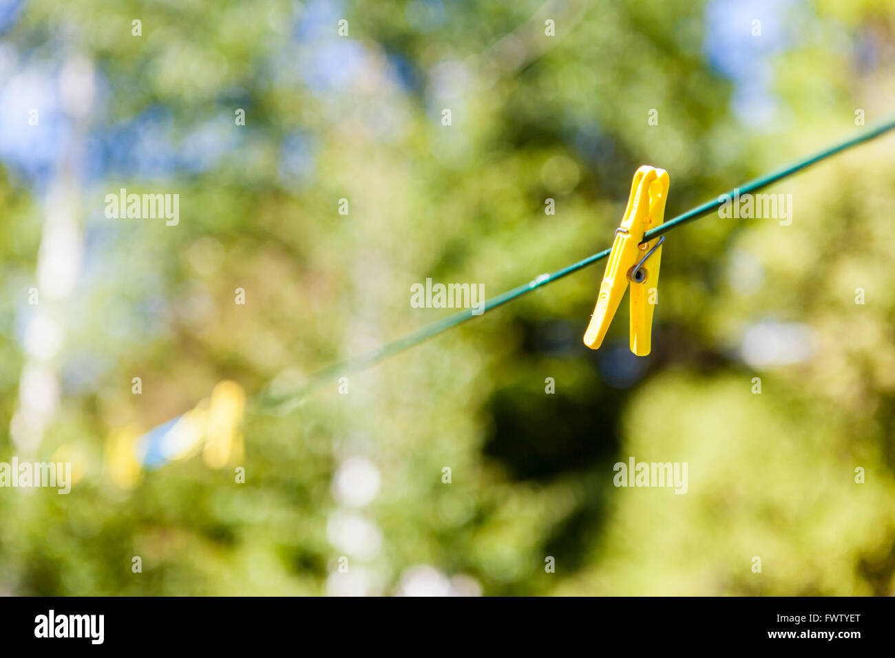 Wäscheklammer auf der Wäscheleine Stockfoto